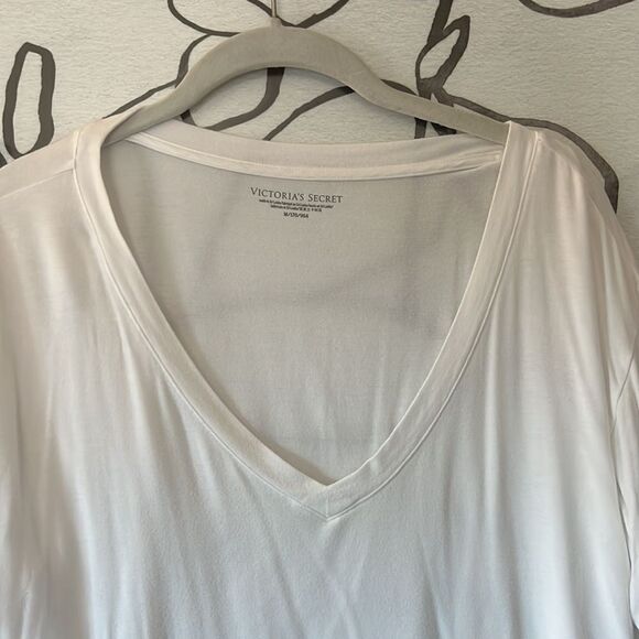 Victorias Secret Women's Oversized V-Neck Tee · Soft Classic · Size Medium - Picture 2 of 4